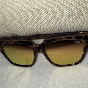 Quay Australia On the Prowl 111 Brown Sunglasses with Gold Lenses